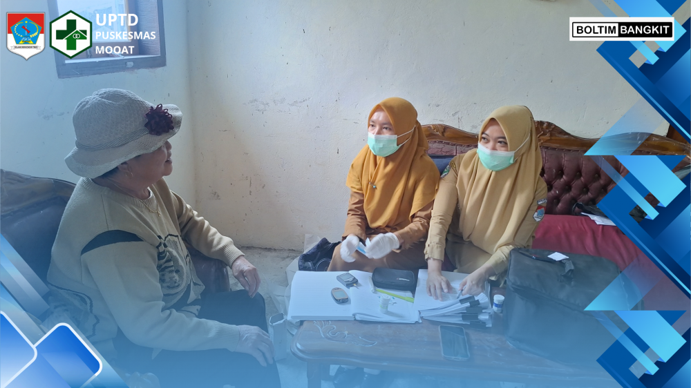 Petugas Kesehatan Puskesmas Mooat Melayani Masyarakat yang datang ke Pelayanan Kesehatan